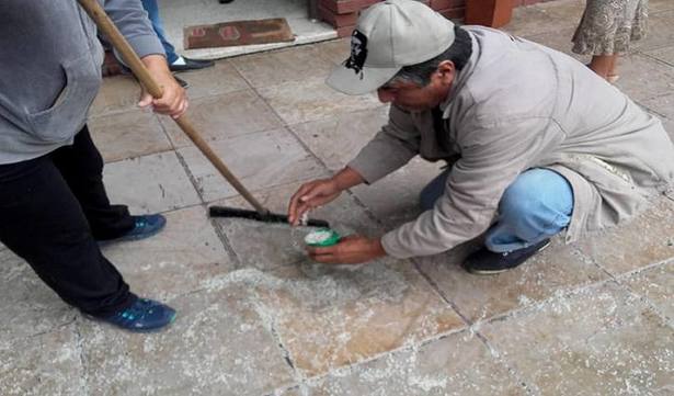Photo of La dura realidad: un desocupado juntó arroz afuera de un Registro Civil para comer