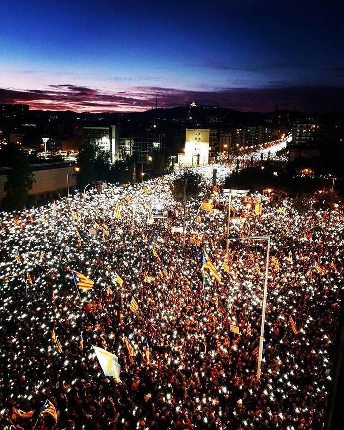 Photo of Cataluña: Nueva movilización multitudinaria en Barcelona por la libertad de los presos políticos