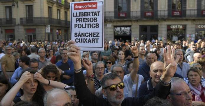 Photo of Cataluña hizo sonar las cacerolas contra el pedido de captura de Puigdemont