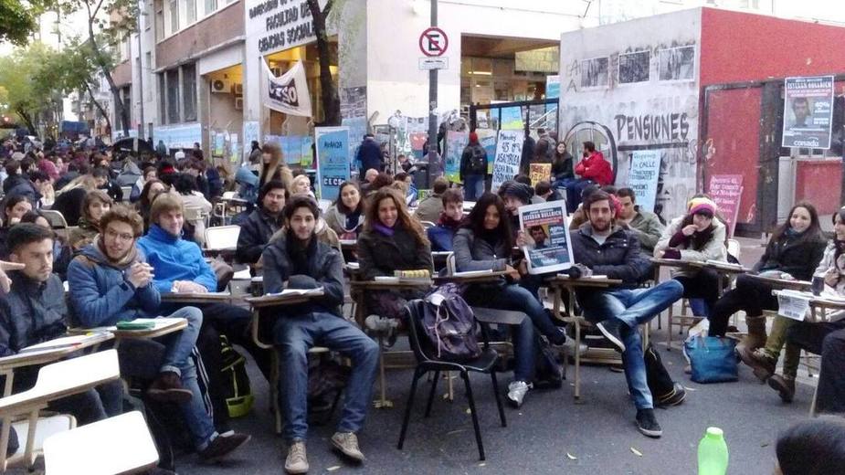 Photo of Clase pública frente al ministerio de Educación este martes