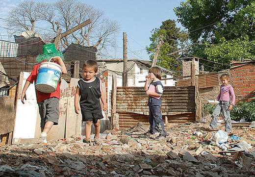 Photo of Según la UCA 13,5 millones de argentinos son pobres, la mitad de ellos niños de hasta 14 años