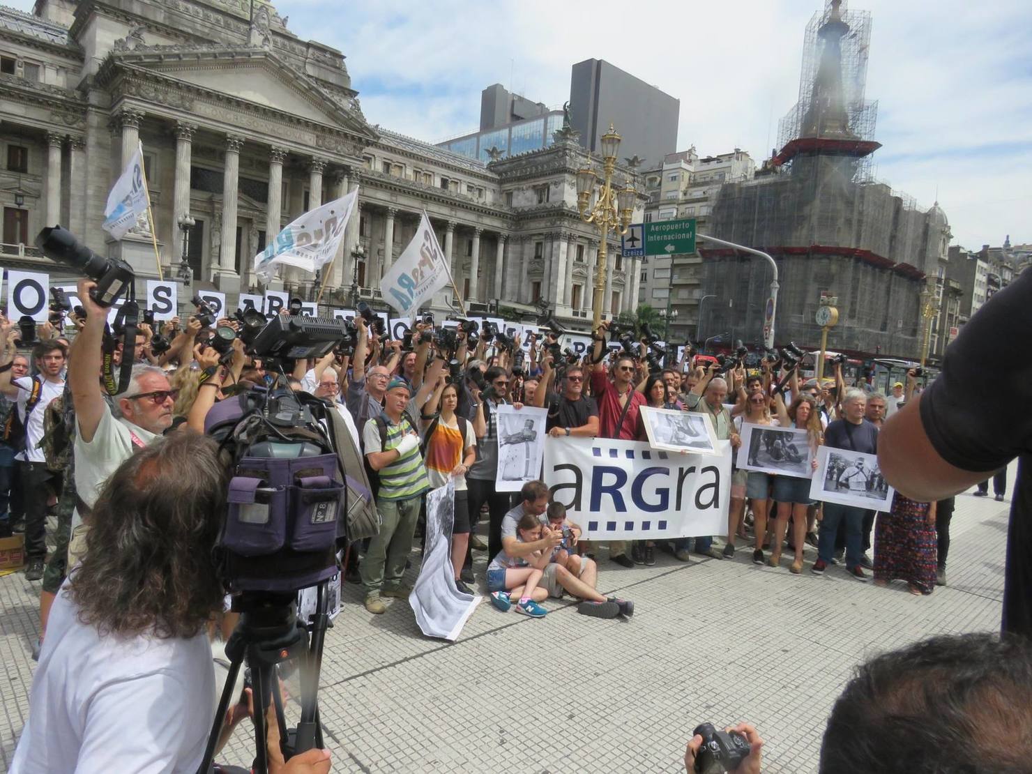Photo of Fotógrafos hicieron un camarazo ante el Congreso contra la represión