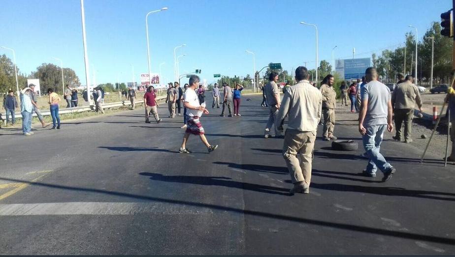 Photo of Más represión en Neuquén: Seis trabajadores madereros y un diputado fueron heridos de bala