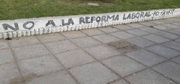 Photo of Villa Gesell: Detienen a militantes por hacer una pintada contra las reformas de gobierno