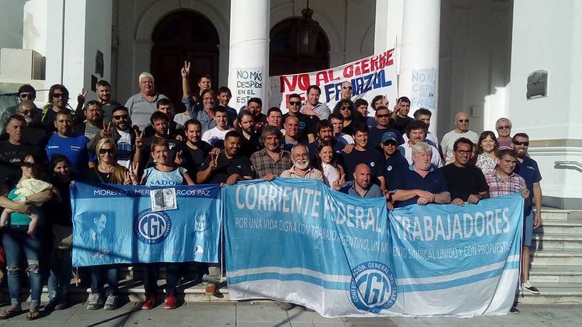 Photo of Azul: La Corriente Federal de Trabajadores-CGT llevó su solidaridad a los despedidos de Fabricaciones Militares