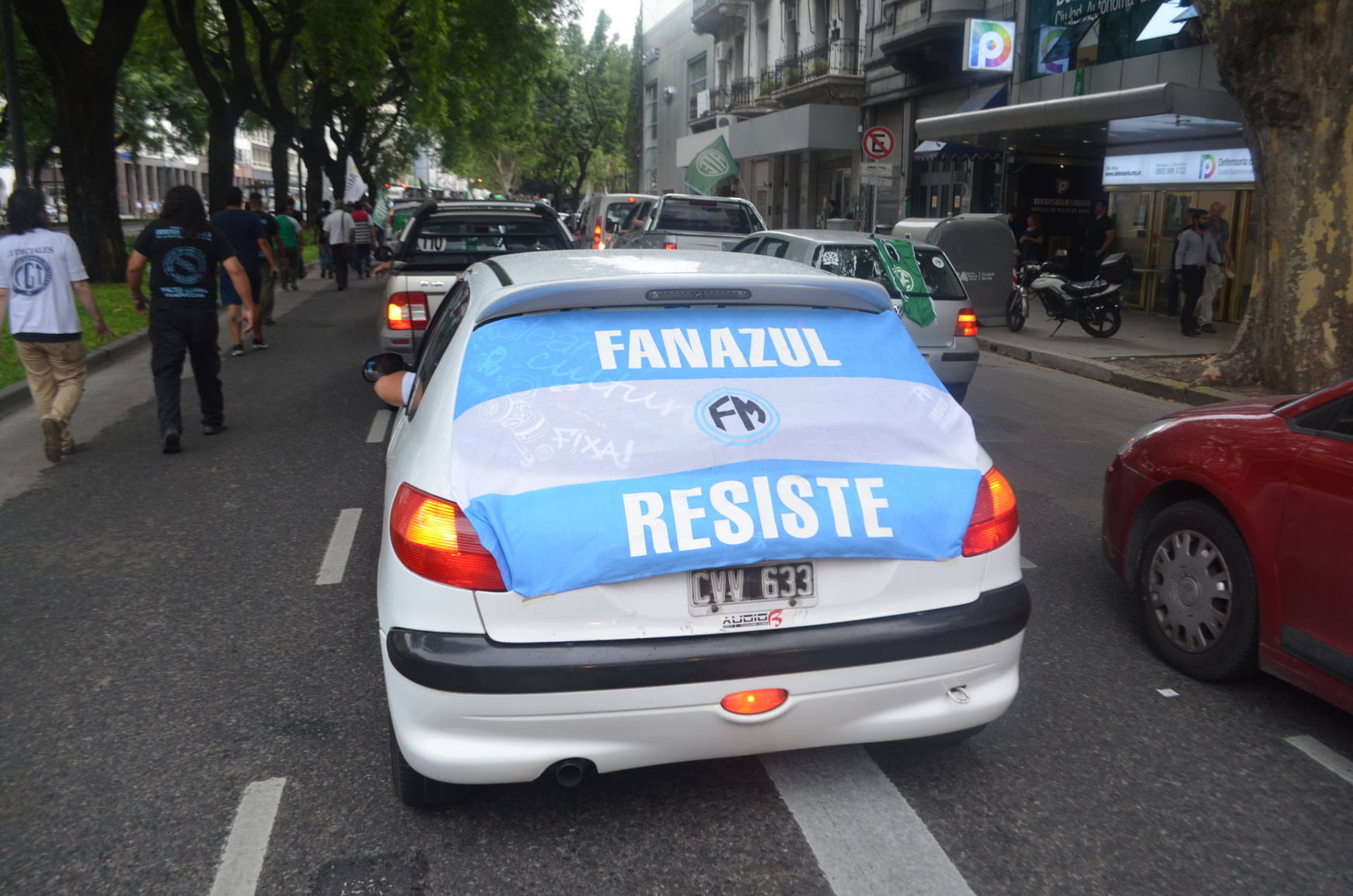 Photo of Trabajadores despedidos de Fanazul exigieron su continuidad laboral frente al Ministerio de Defensa