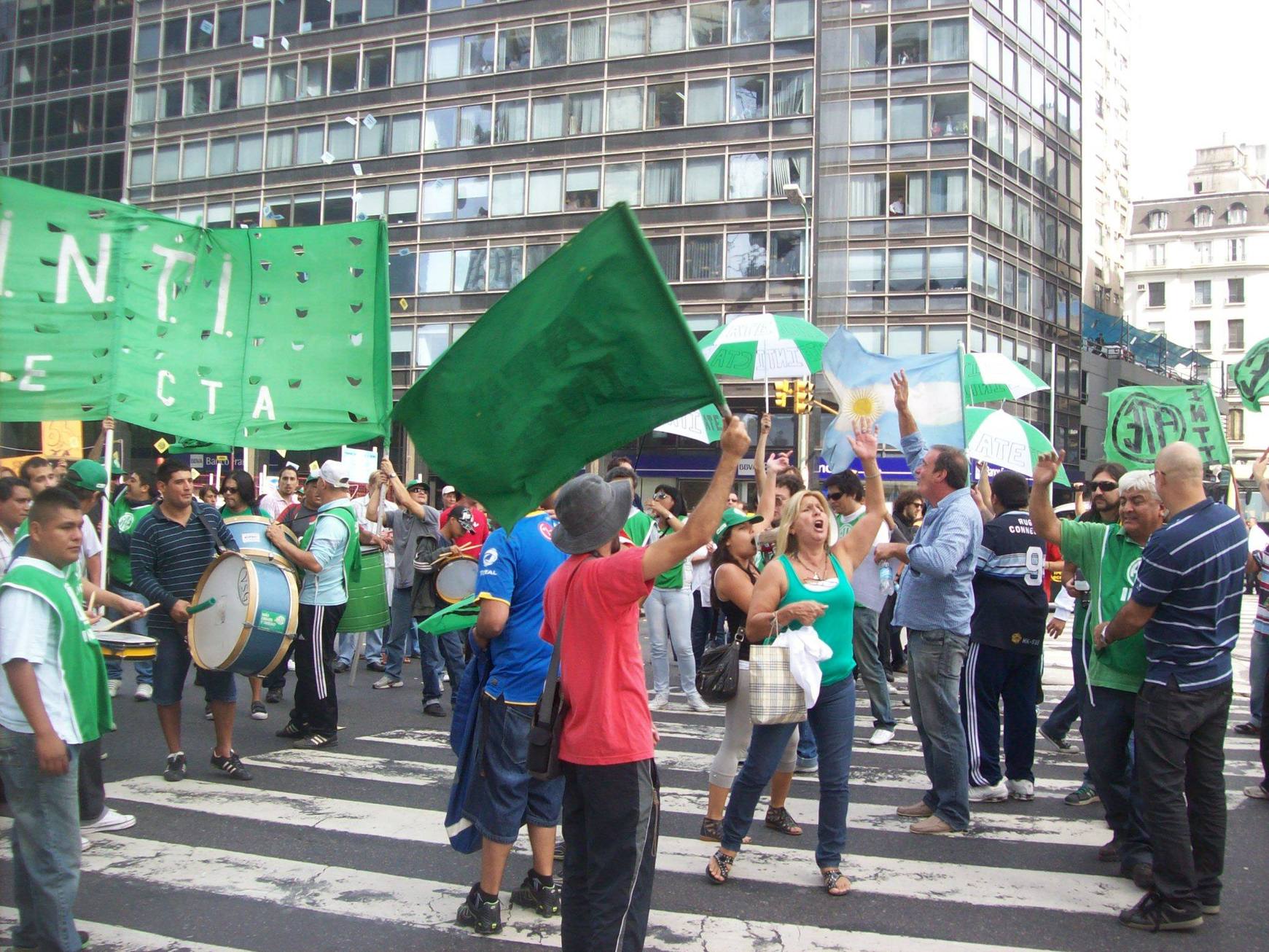 Photo of Alerta sindical por amenaza de despidos en el INTI