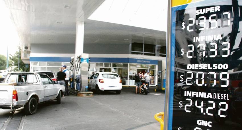 Photo of Devaluación encubierta: El dólar se dispara, las naftas siguen aumentando y la Canasta Básica Total trepó al 26.8%