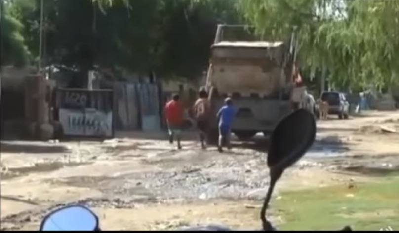 Photo of Impactante video de Córdoba: niños corren detrás de un camión de basura por el hambre