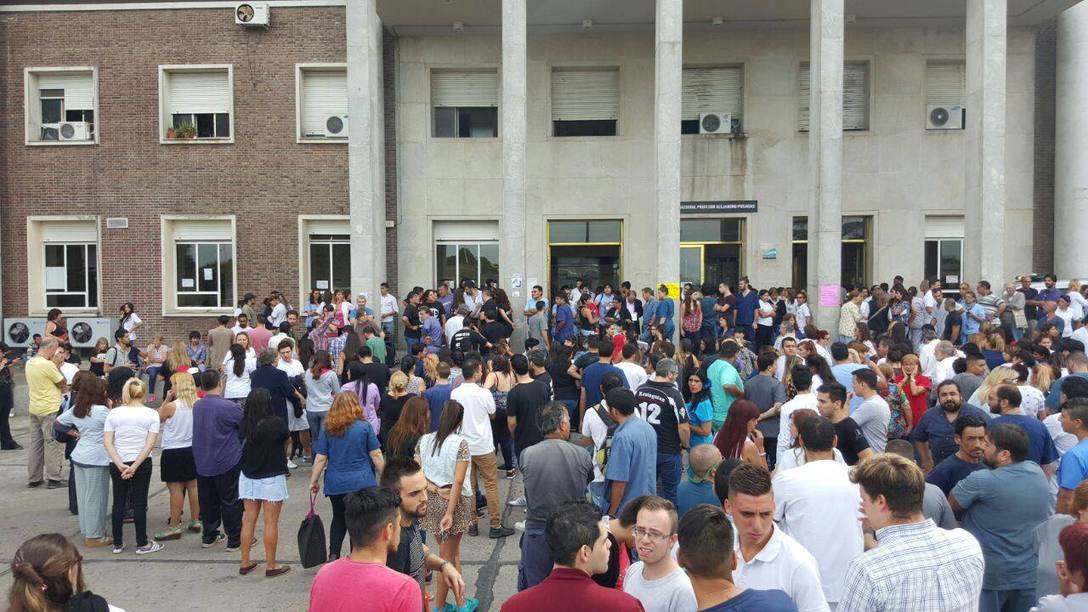 Photo of Por el despido de personal, los pacientes del Hospital Posadas corren peligro