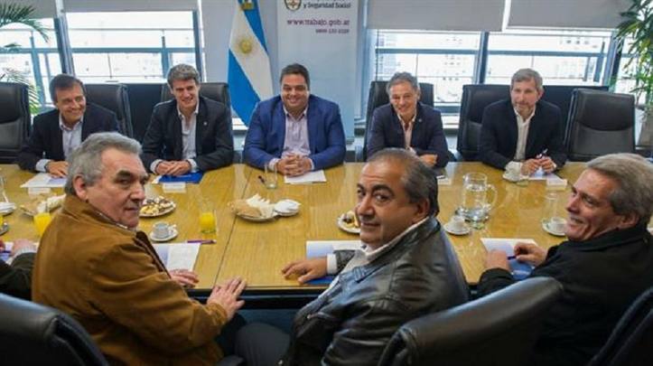 Photo of El Gobierno elimina 10 obras sociales, en pleno conflicto con los gremios