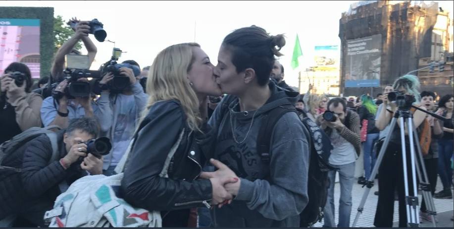 Photo of Decenas de parejas protagonizaron un besazo frente a Tribunales