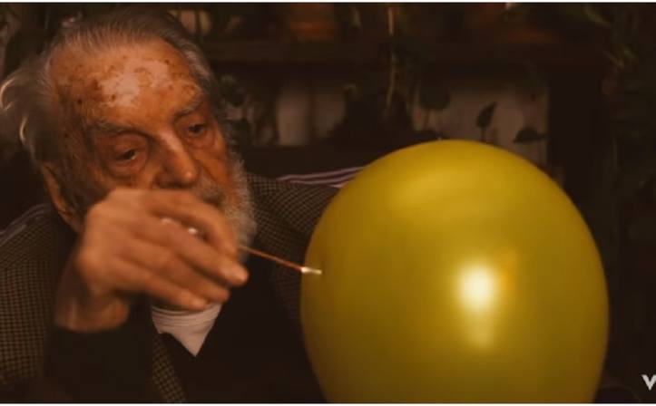 Photo of Osvaldo Bayer pincha el globo amarillo y hace “ruido” junto a “qnlb” en las redes sociales”
