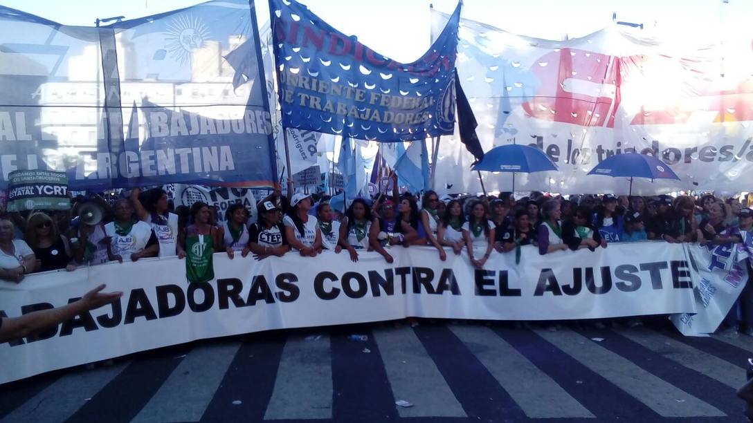 Photo of 8M: Destacada presencia de las «Mujeres Sindicalistas» en la multitudinaria movilización de mujeres