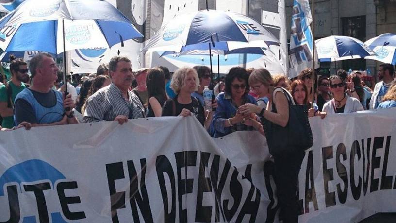 Photo of Docentes y estudiantes repudiaron el cierre de sedes del Plan Fines