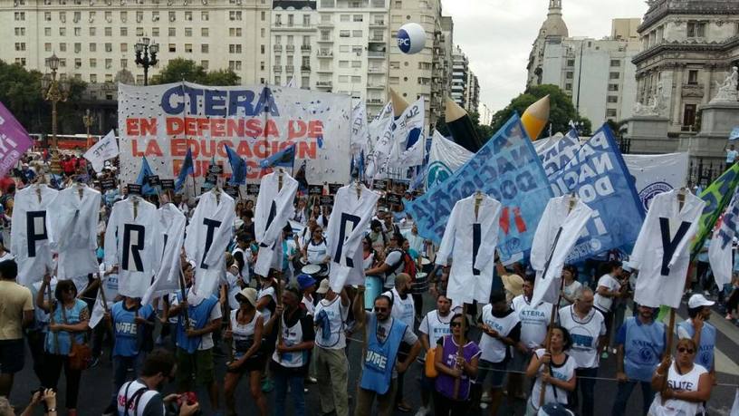 Photo of En una masiva marcha, los docentes repudiaron el ajuste de Cambiemos contra la educación