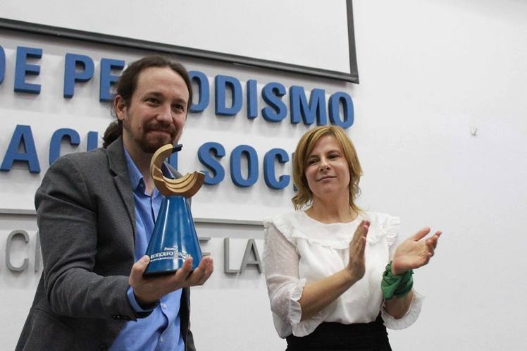 Photo of Saintout entregó el premio Rodolfo Walsh a Pablo Iglesias