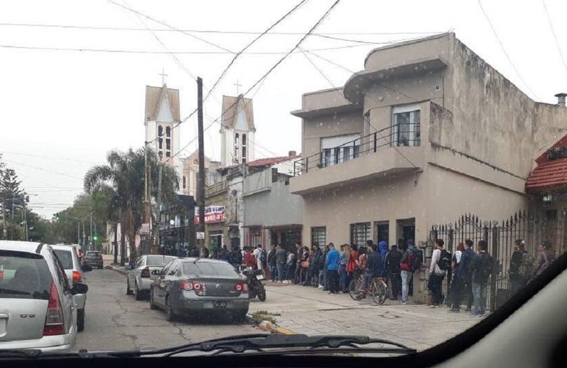 Photo of Postales de una Argentina desocupada: Cientos de personas pelean por un empleo en Bernal