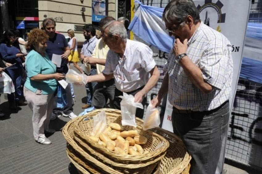 Photo of Largas colas en el Congreso para conseguir pan gratis