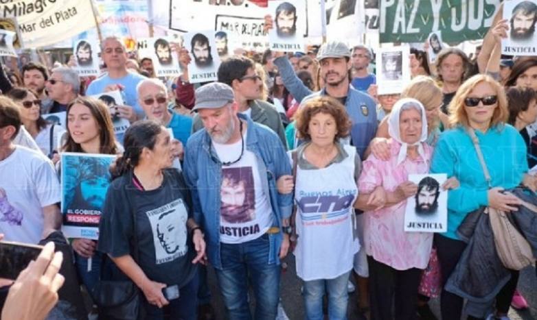 Photo of Una multitud marchó en Mar del Plata con la familia de Santiago Maldonado