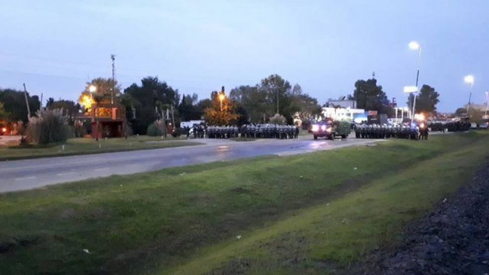 Photo of Balas y gases: violenta represión de Gendarmería a los trabajadores de Cresta Roja