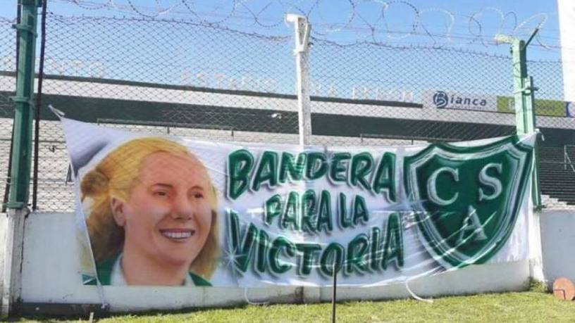 Photo of En una cancha de fútbol obligaron a retirar una bandera con la cara de Evita