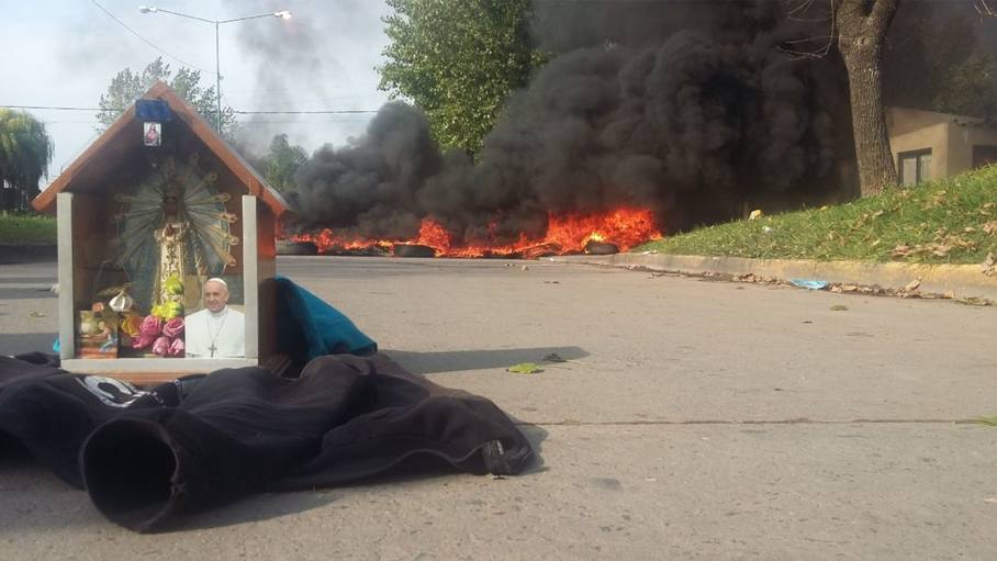 Photo of Luján: los trabajadores municipales mantienen la huelga y queman gomas frente al Taller 1