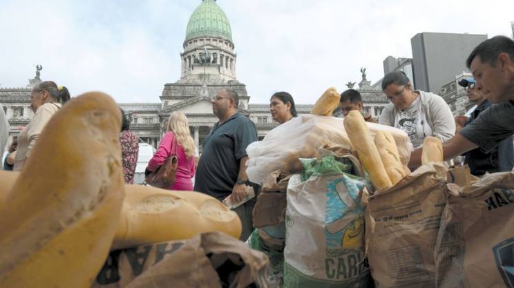 Photo of Panazo frente al Congreso en protesta por la suba de precios