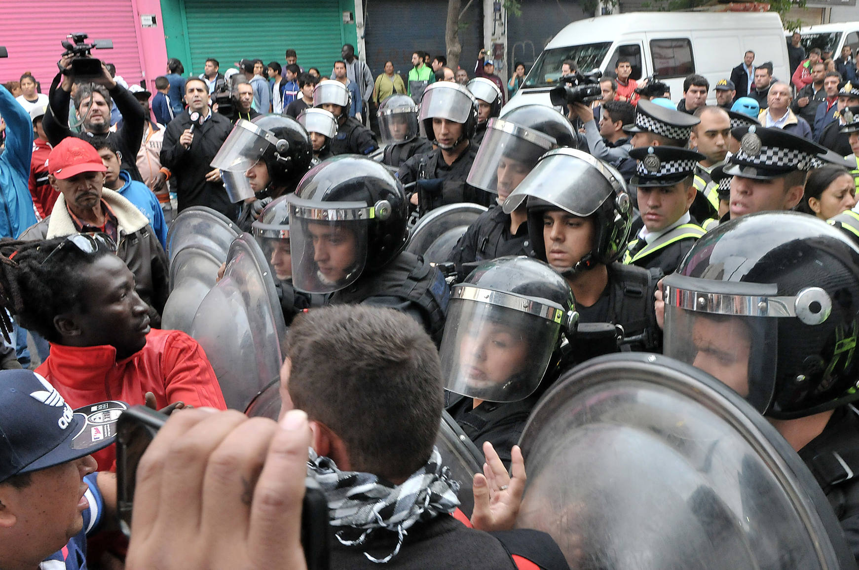 Photo of Persecución a trabajadores senegaleses: denuncian violencia y racismo en La Plata