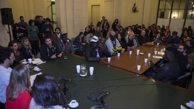 Photo of Trabajadores senegaleses denunciaron que “nos agarran por negros, no por vender”