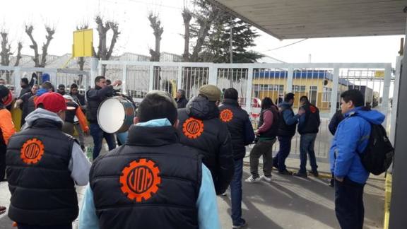 Photo of La UOM se movilizó a las puertas del parque industrial Berazategui por despidos en la empresa ECO TA