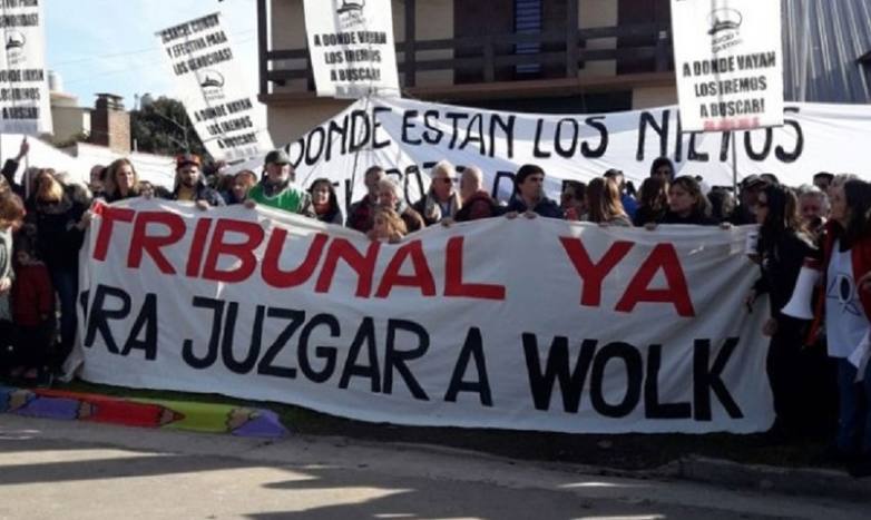 Photo of Organizaciones de Derechos Humanos marcharon en rechazo al arresto domiciliario de Wolk