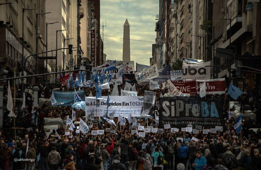 Photo of Multitudinaria marcha de trabajadores de prensa en rechazo a los despidos masivos en Télam y Radio Del Plata