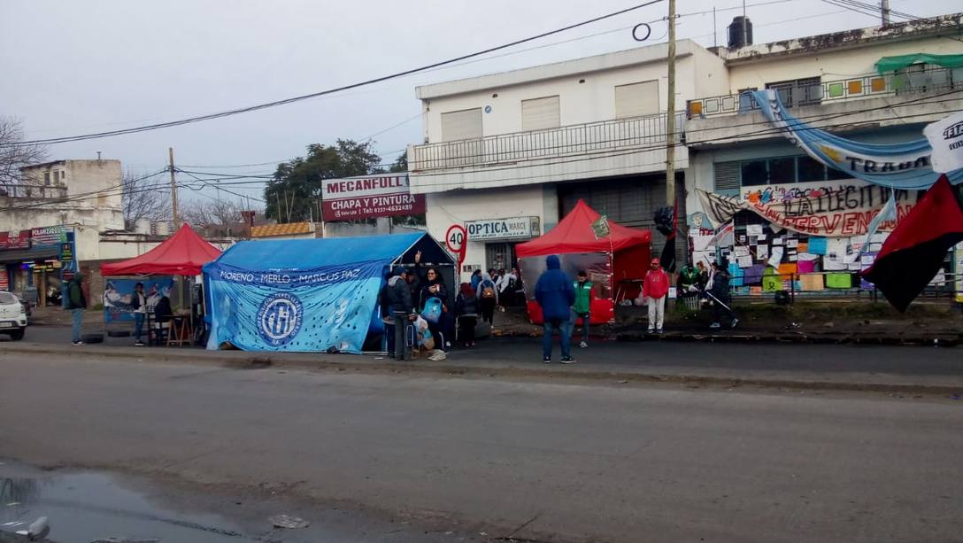 Photo of Continúa el acampe frente al Consejo Escolar de Moreno