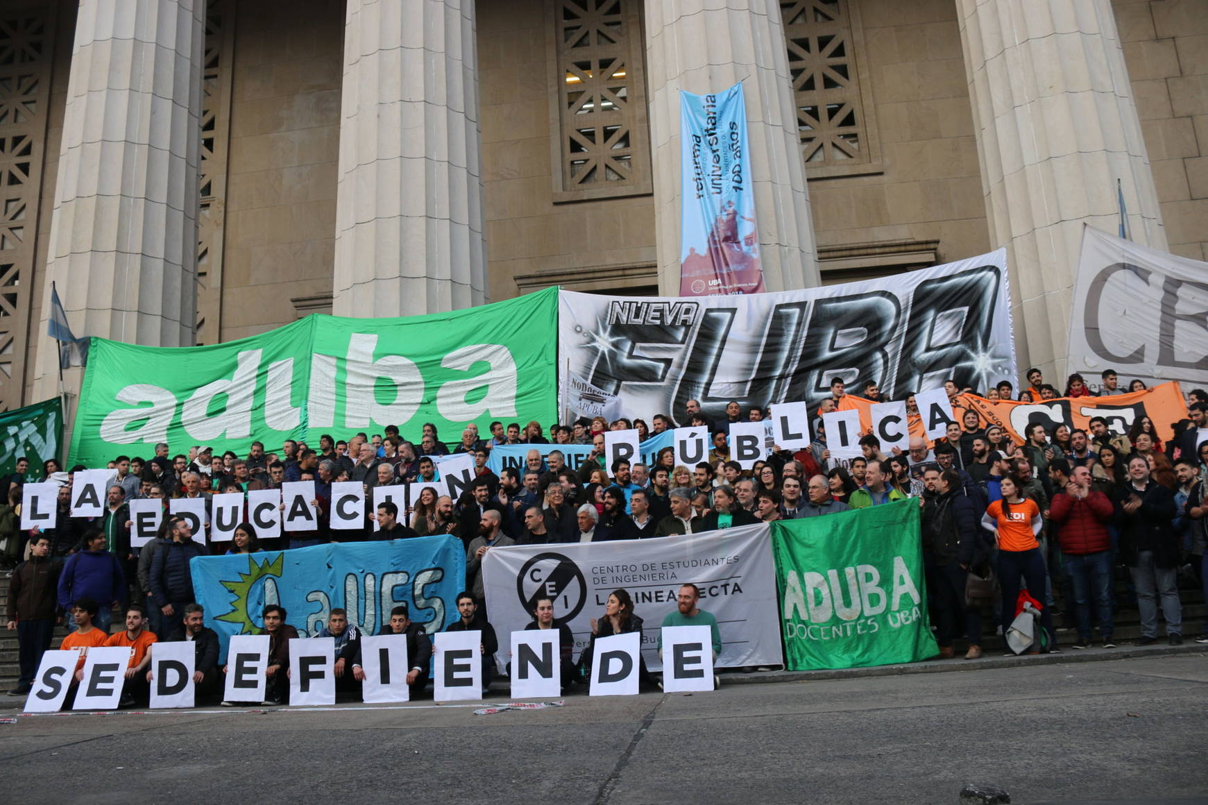 Photo of Banderazo en la Facultad de Ingeniería en defensa de la universidad pública