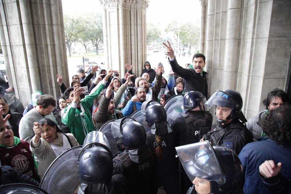 Photo of Tensión en Agroindustria: un vallado policial impide el ingreso de los trabajadores