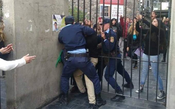 Photo of Córdoba: por orden del decano, la policía desalojó la Facultad de Derecho