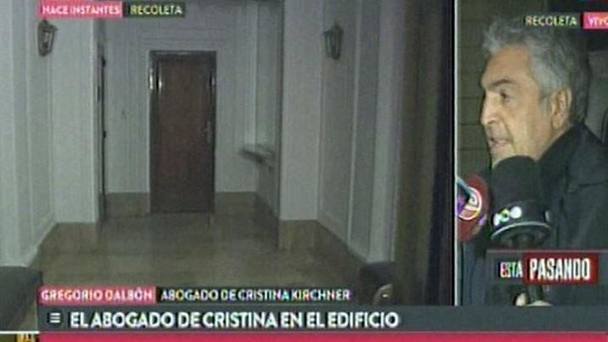 Photo of Dalbón, en el domicilio de CFK, a IB24: «Es persecución política y además es circo para tapar lo que sucede económicamente en el país»