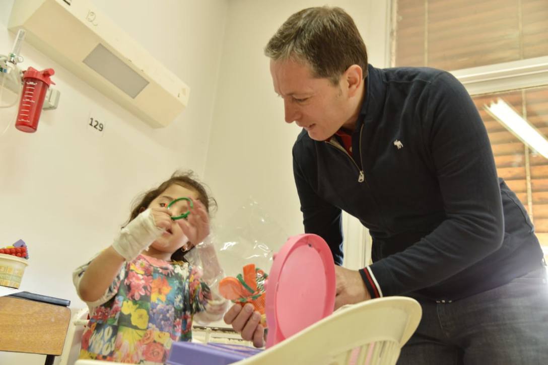 Photo of Fernando Gray entregó juguetes en el Hospital Santamarina