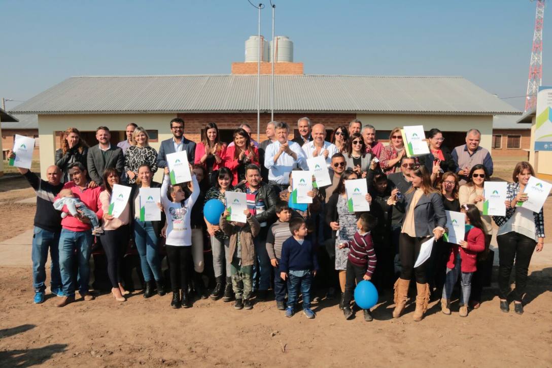 Photo of Peppo entregó viviendas e inauguró pavimento y ripio en San Martín