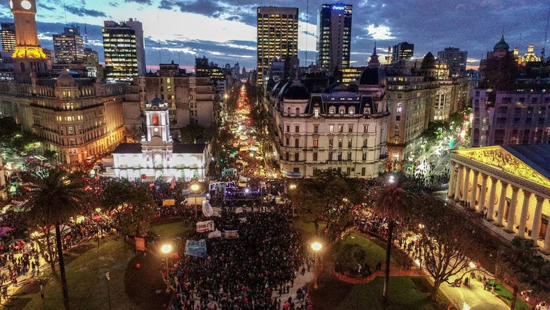 Photo of 300 mil docentes en la histórica marcha a Plaza de Mayo en defensa de la universidad pública