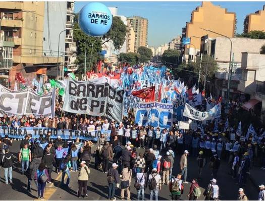 Photo of Masiva protesta, de Liniers a Plaza de Mayo, por «pan y trabajo»