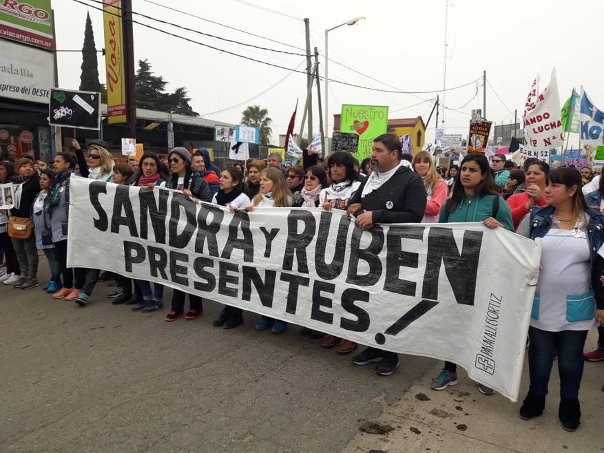 Photo of Moreno: Decenas de miles marcharon a un mes de la evitable explosión en la Escuela Nº49 que terminó con las vidas de Sandra y Rubén