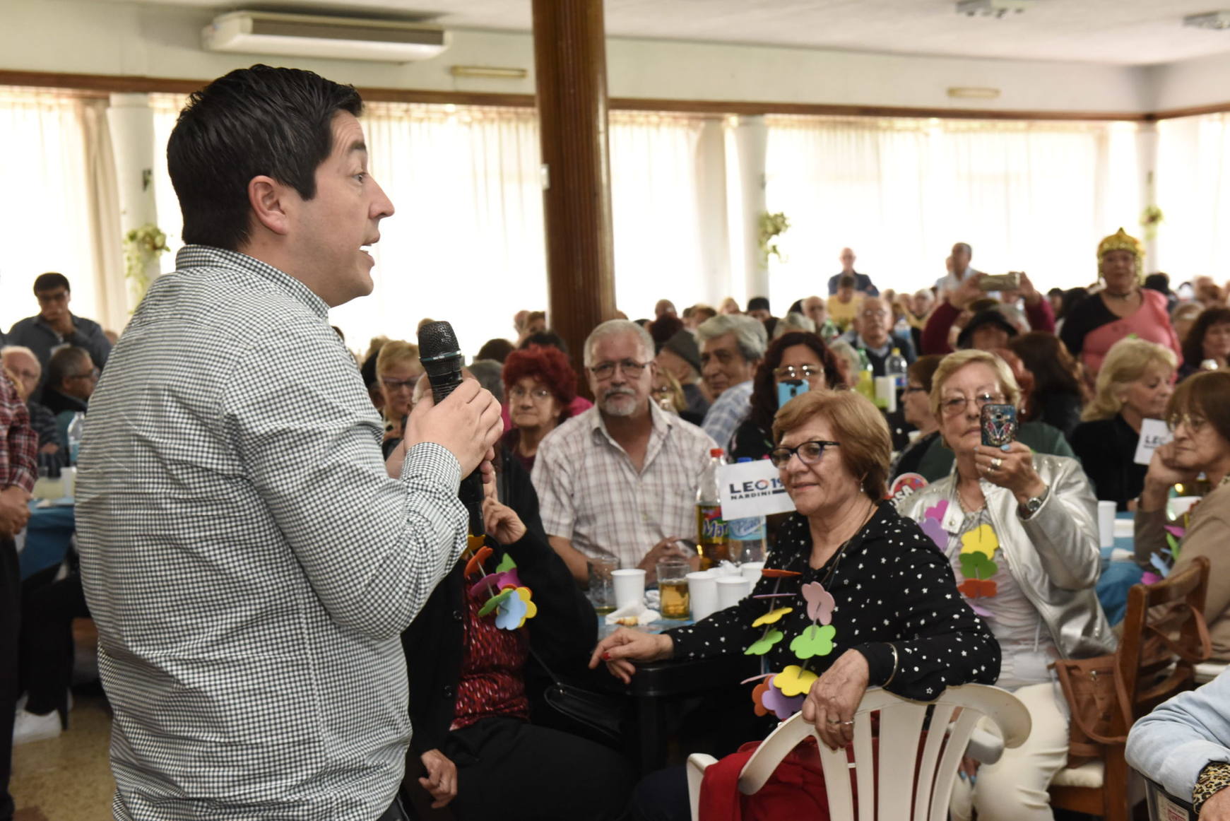 Photo of Leo Nardini, junto a miles de adultos mayores