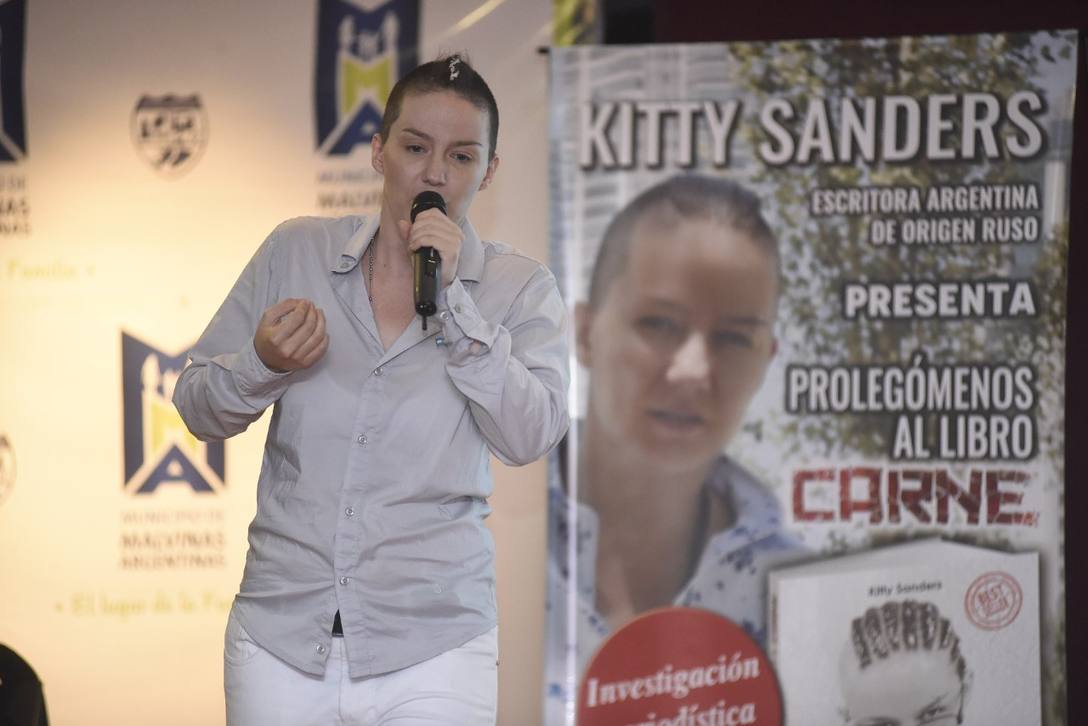 Photo of Malvinas Argentinas contra la trata: la escritora Kitty Sanders dio una charla para alumnos secundarios