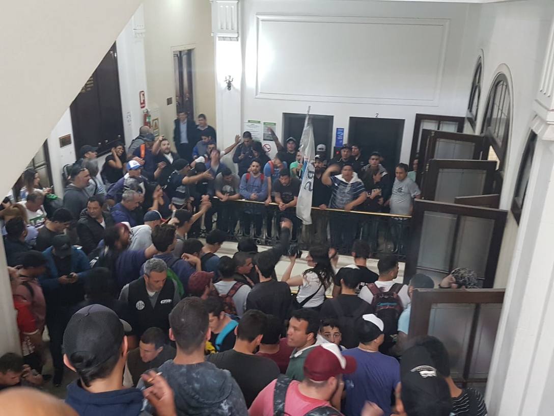 Photo of Ante el ninguneo de Vidal, los trabajadores del Astillero Río Santiago toman el Ministerio de Economía