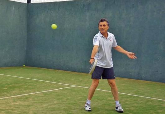 Photo of Desgobierno, mentiras y puesta en escena: En medio de la peor crisis económica, Macri se dedicó a jugar al paddle y mirar fútbol por TV