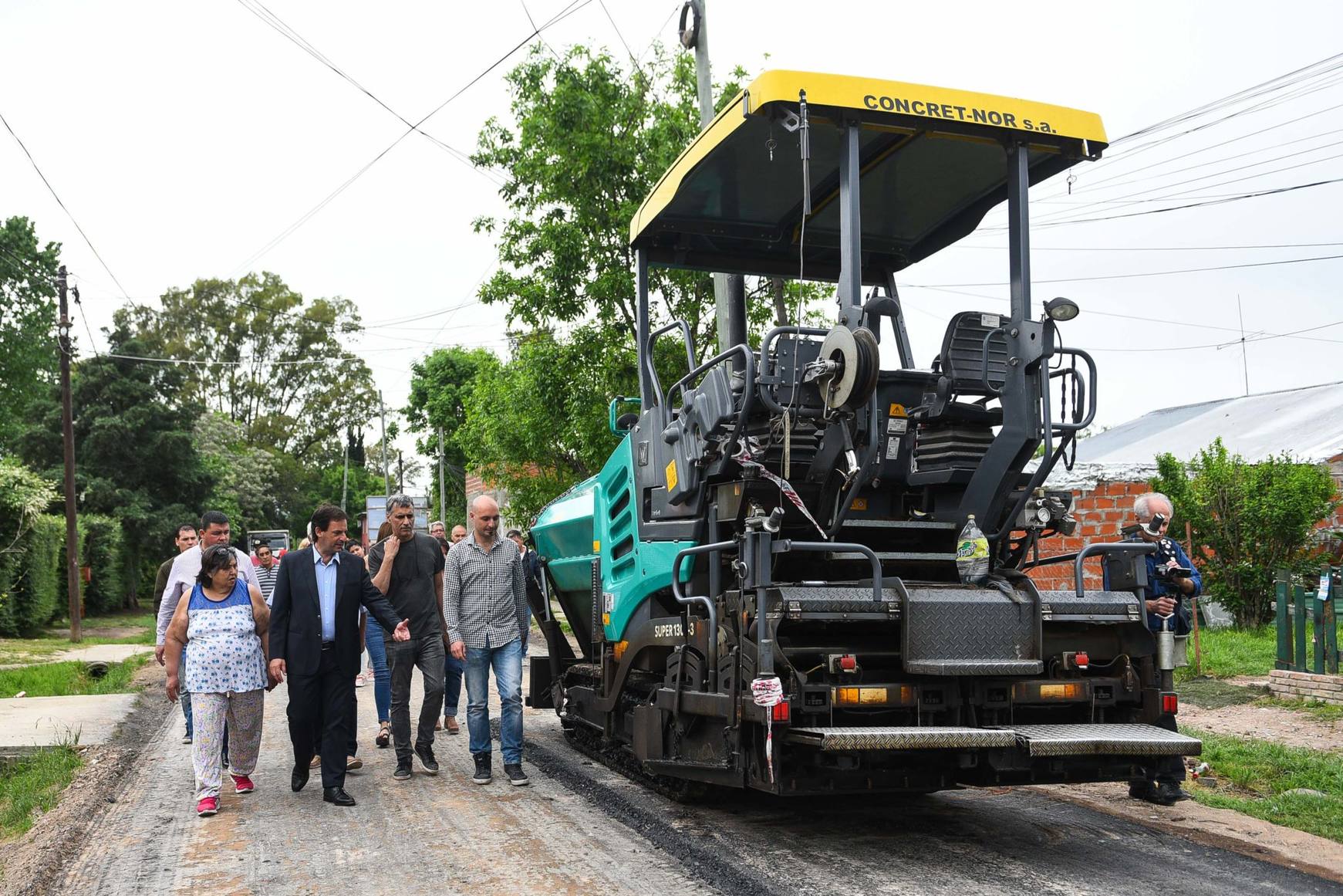 Photo of Junto a los vecinos, Ariel Sujarchuk recorrió distintas obras de pavimentación en Garín y Maquinista Savio