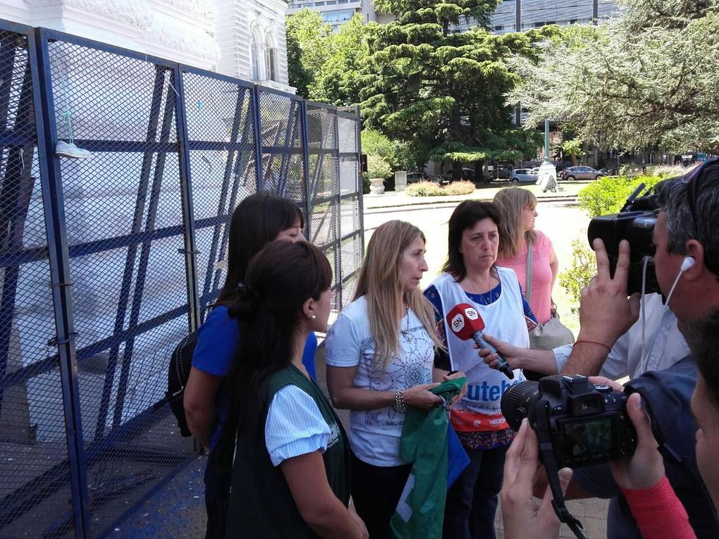 Photo of «¡Basta de persecución laboral al Normal 1 de La Plata!»