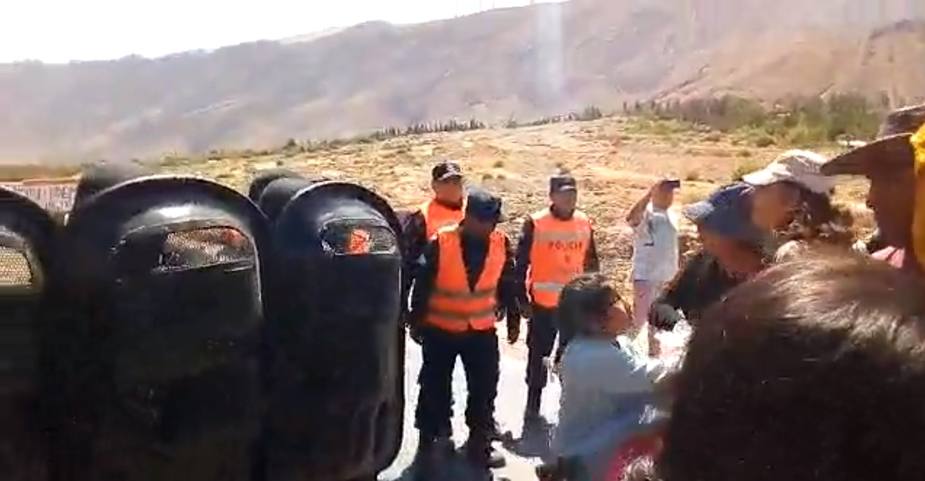 Photo of Video: Policías de Morales reprimiendo y robando a pobladores que piden por agua potable